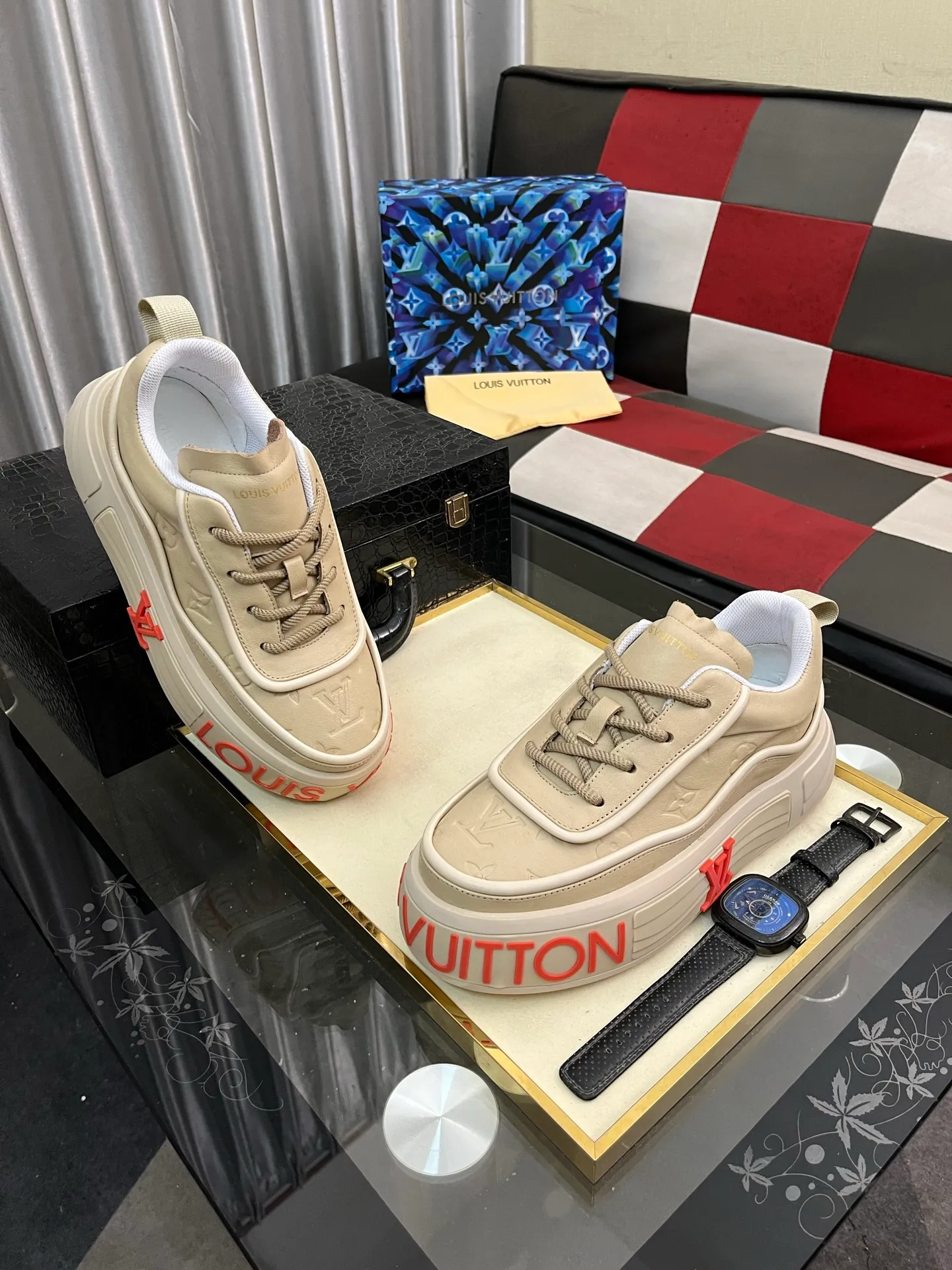 Men's shoes 💰560⌚️⌚️【LOUlS VUlTTON】Louis Vuitton ~ unique and casual style. LV counter purchasing 🏃casual shoes😍😍 Men's 2025 counters are on sale simultaneously, Italian imported brands select first-layer Italian cowhide. Cowhide leather lining (refuses to discolor and grind feet) Code number: 38-44 4⃣️colors available